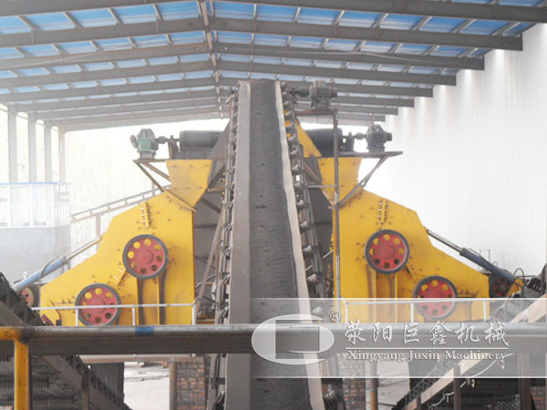 雙轉(zhuǎn)子破碎機(jī)客戶現(xiàn)場